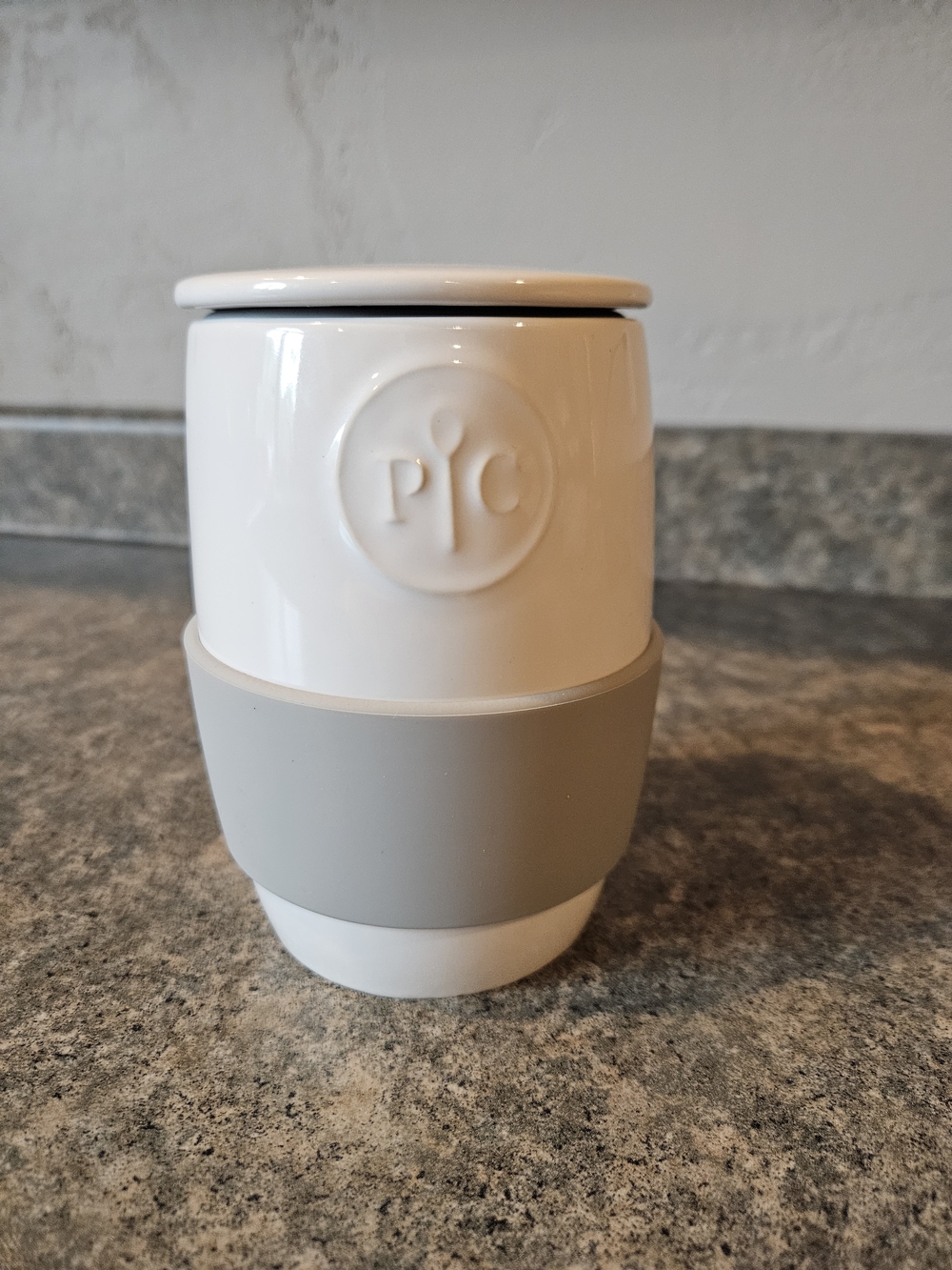 The Pampered Chef Ceramic Garlic Keeper With Vented Top And Gray Silicone Grip